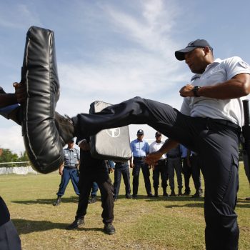Standardization of training with major private security companies with assistance of French cooperation funded by EU.- French Police trainer seen here with private security company staff during a drill in Dili. UNMIT/ Martine Perret 2 December 2010.